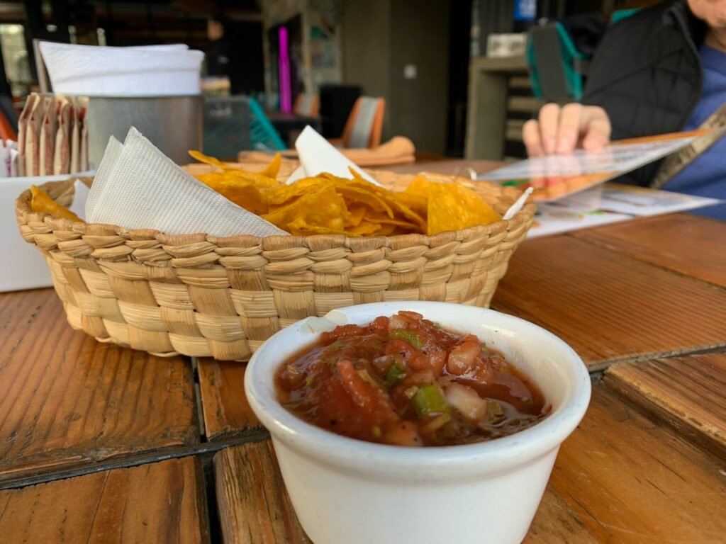 Totopos con salsa casera en Huevo Republic