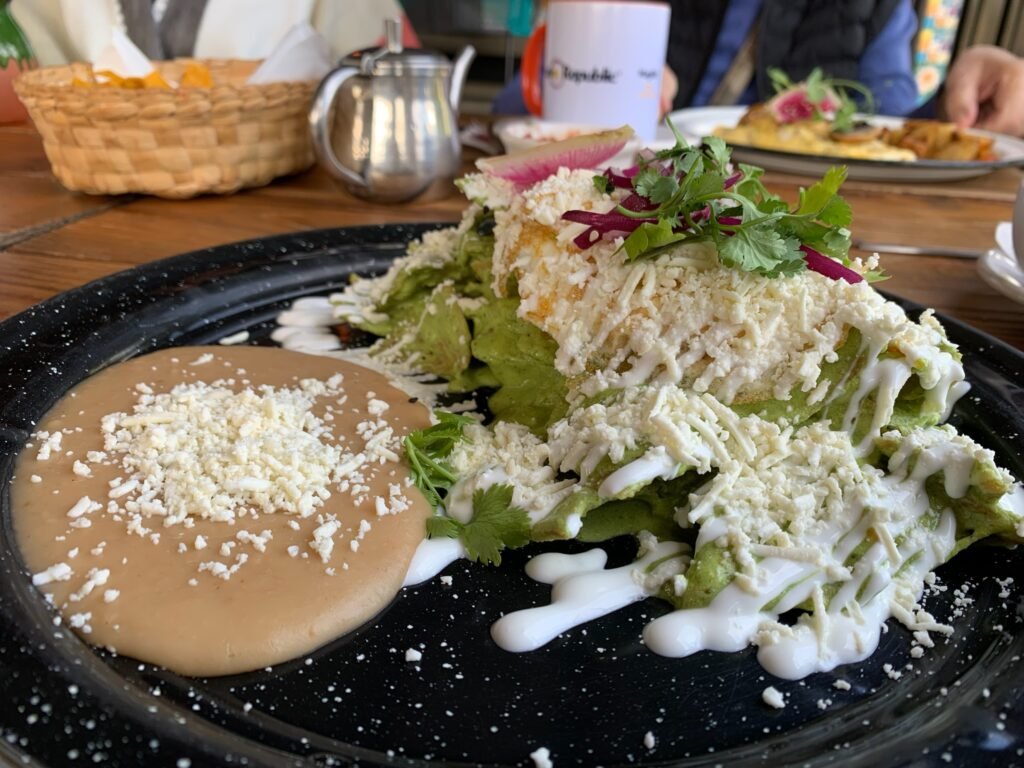 Chilaquiles al cilantro con huevo en Huevo Republic