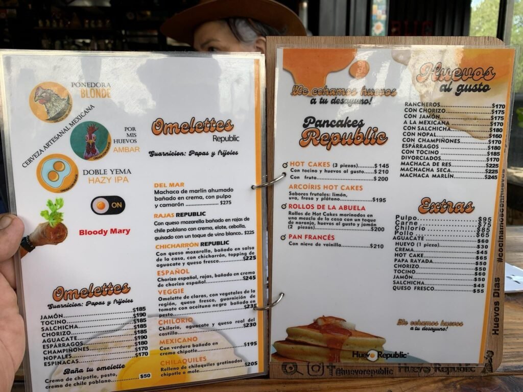 Menú del restaurante Huevo Republic en Valle de Guadalupe con opciones de desayunos, omelettes y chilaquiles
