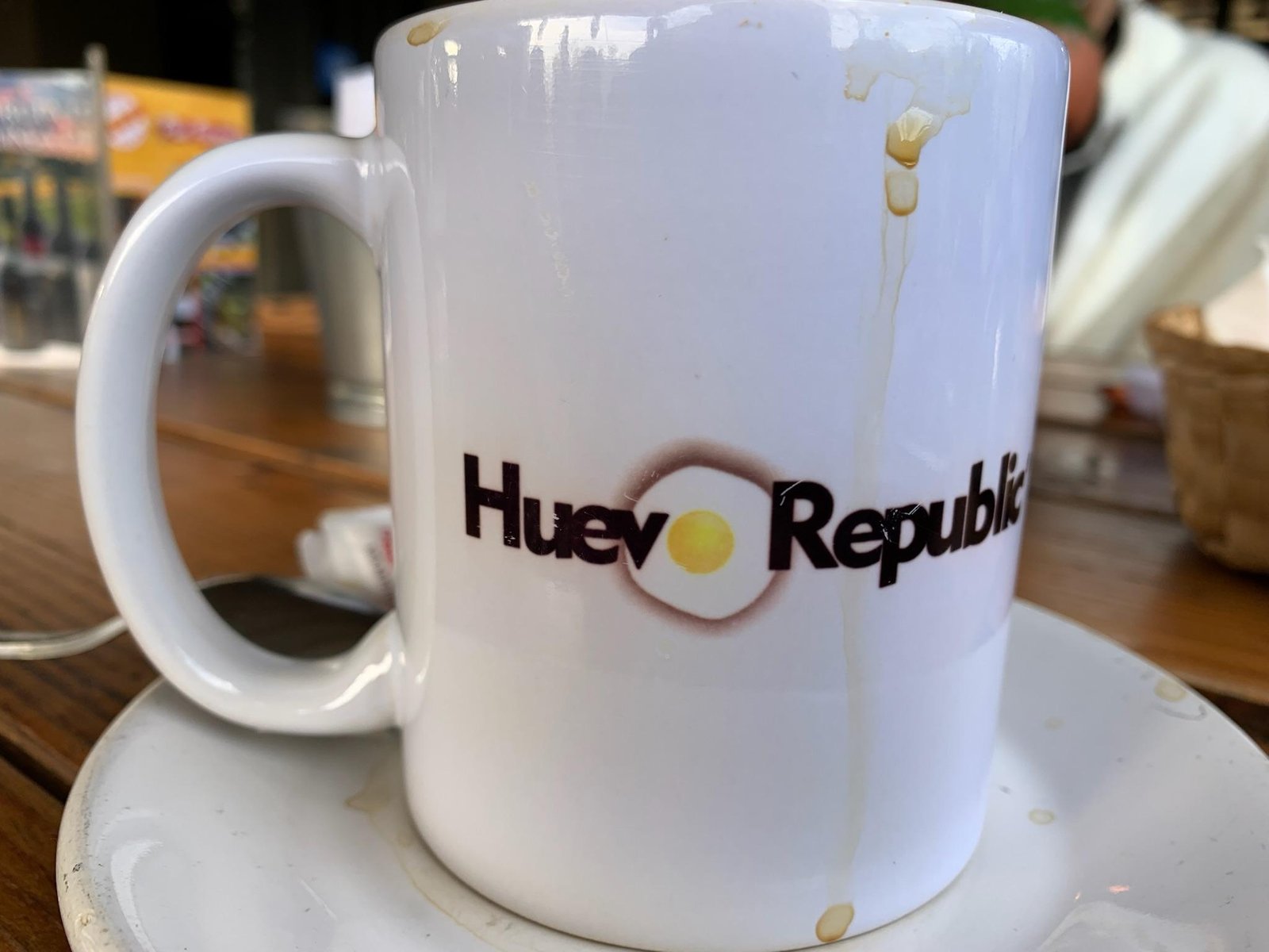 Café recién servido en Huevo Republic Valle de Guadalupe